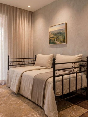 Metal daybed with mattress like new, classic design