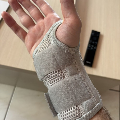 Wrist brace like new with metal splint for slim male or female hand