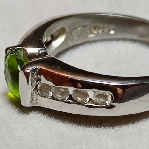 Silver 925 ring with peridot like new