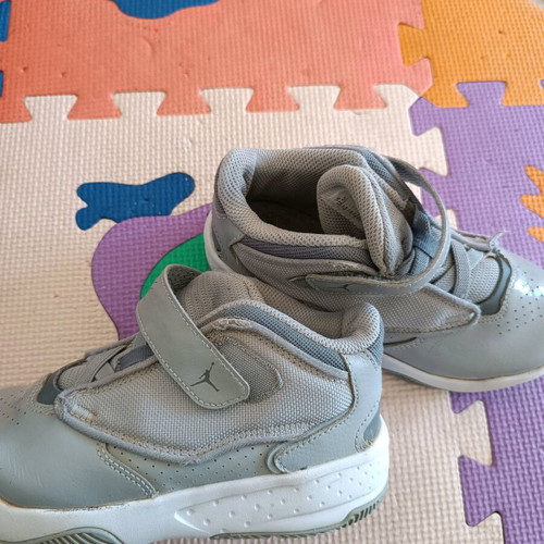 Nike Jordan Max Aura 4 size 30 like new, gray kids' athletic shoes