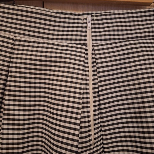 Anel midi skirt like new, black and white, embossed design