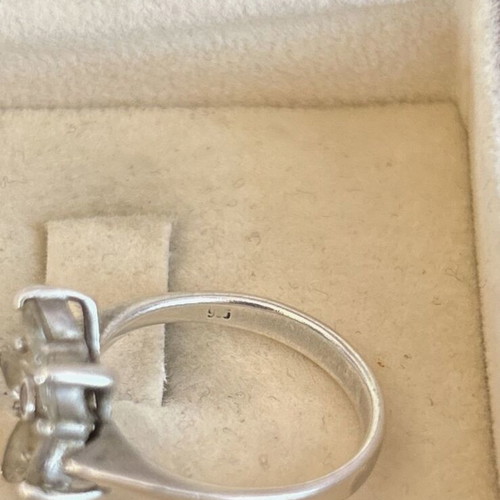 Silver 925 ring used with white flower-shaped stones