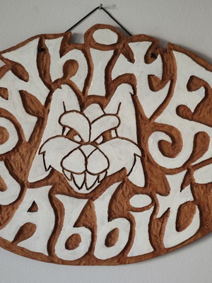 Χειροποίητη σκαλιστή ξύλινη πινακίδα "White Rabbit"