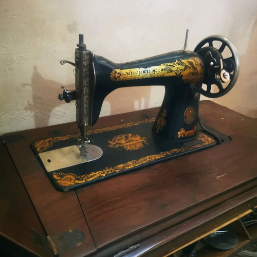 Singer sewing machine used, 1927 model with serial number Υ4760070