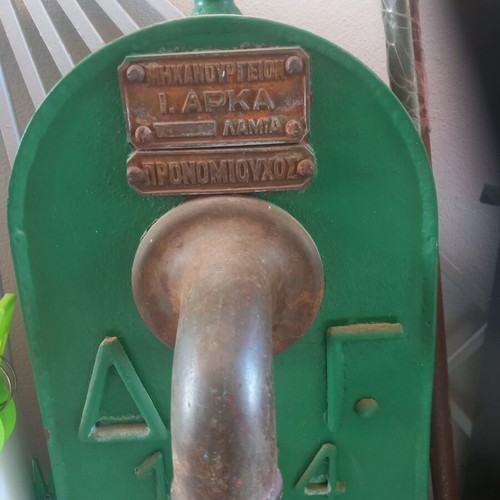 Manual industrial pump used, cast iron, green color, 40 kg