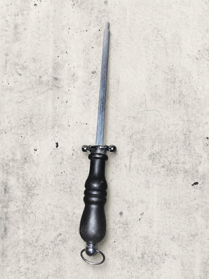Knife sharpening steel with long rod and ergonomic handle