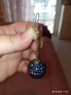 Earrings like new in gold and purple, very light