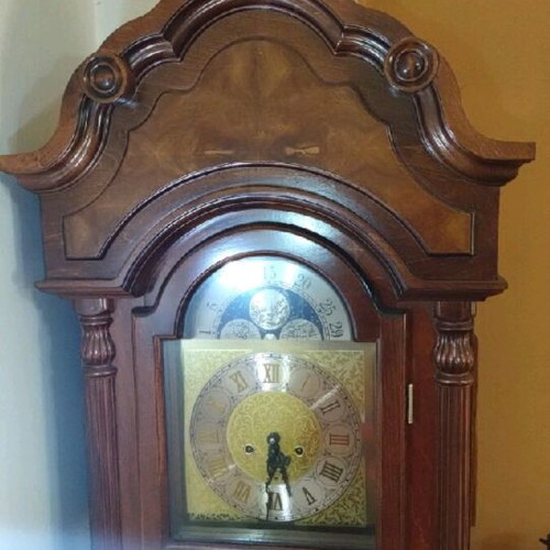 Grandfather clock like new, analog, floor standing