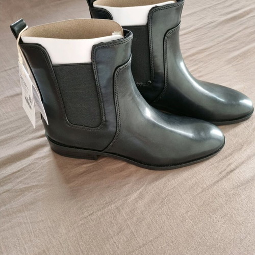 Stradivarius black Chelsea boots new with tags, size 38