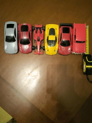 Hot Wheels Ferrari 5 модела и 1 допълнителна кула за навиване