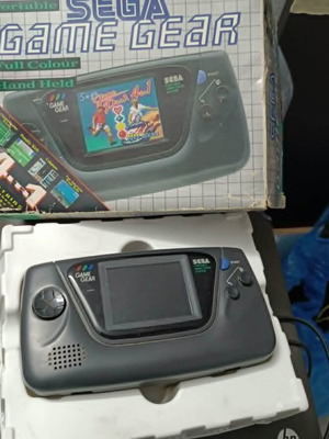 Sega Game Gear με δύο παιχνίδια στο κουτί του σαν καινούργιο