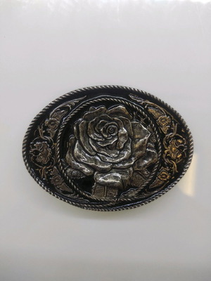 Vintage belt buckle with embossed rose like new, western/boho style