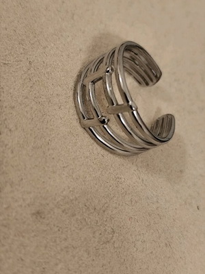 Ring with beautiful design made of stainless steel new, silver