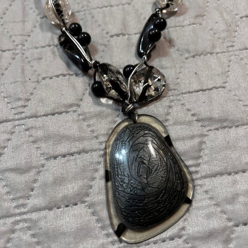 Necklace with black stones like new