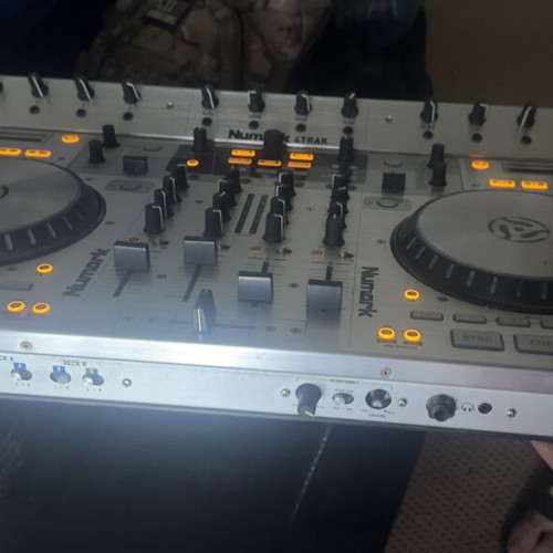 Numark 4TRAK DJ controller new with jog wheels