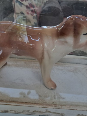 Porcelain dog figurine like new