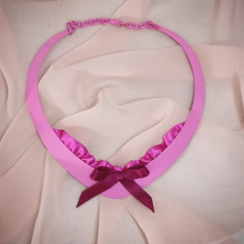 Metal choker necklace new, fuchsia with burgundy bow