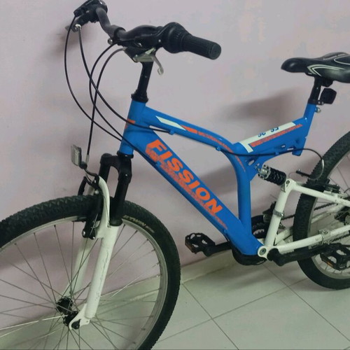 Mountain bike 26 inch blue like new, men's with gears and suspension