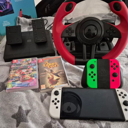 Nintendo Switch OLED конзола комплект като нов с джойкон и волан