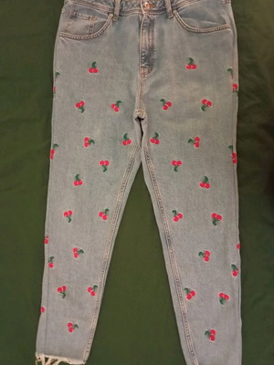 Τζιν Clockhouse ψηλοκάβαλο μεταχειρισμένο με κεντητά κερασάκια, μέγεθος 42