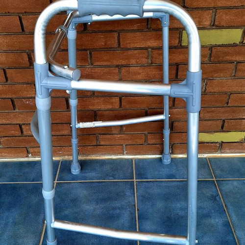 Folding walker like new, adjustable height 80-90 cm