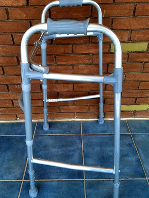 Folding walker like new, adjustable height 80-90 cm
