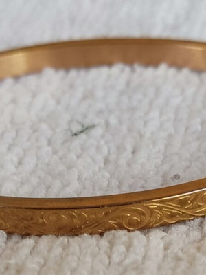 Gold plated stainless steel bangle in rose gold like new, hinged