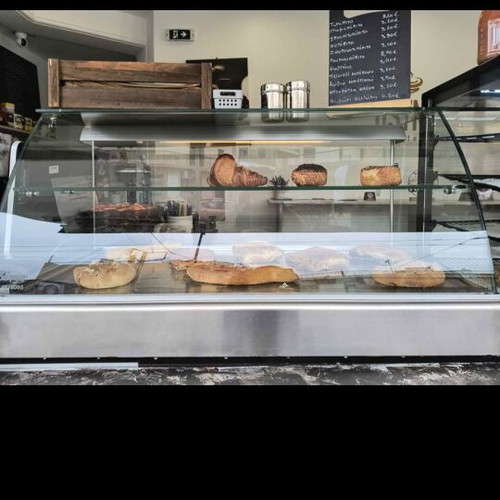 Heated Display Case like new, large capacity with shelf