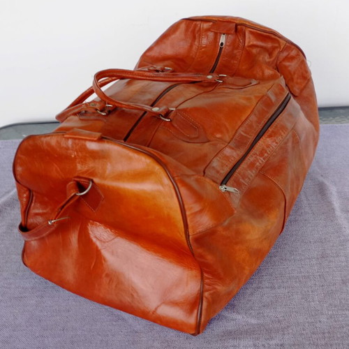 Leather travel bag like new, whiskey color