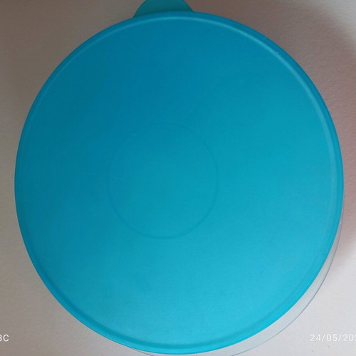 Tupperware serving bowl 2.5lt used with scratches