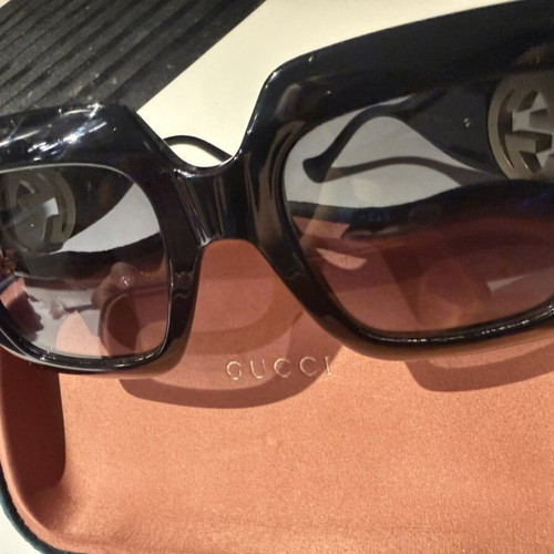 Gucci sunglasses like new, black