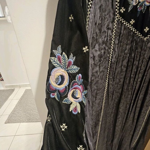 Zara dress with embroidery like new, size XS, black multicolor