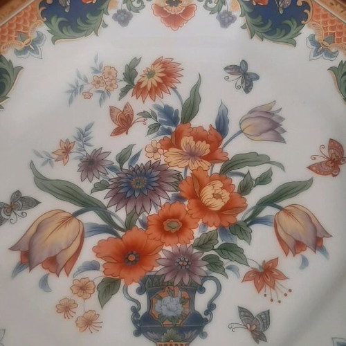 Japanese floral plate like new with vase and flower designs