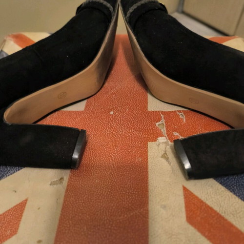 Black leather pumps size 39 like new with 9 cm heel