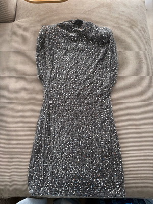 Grey dress with sequins new, one size