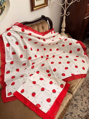 Set of 2 square tablecloths 100cm, strawberry print with red lace