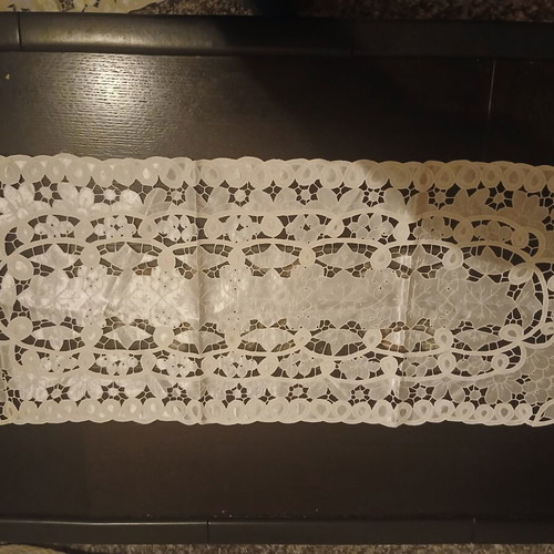 Table linen set of 7 pieces like new, white bridal