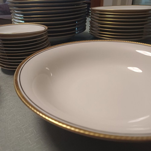 Tirschenreuth porcelain dinner and tea set, 90 pieces, gold trim