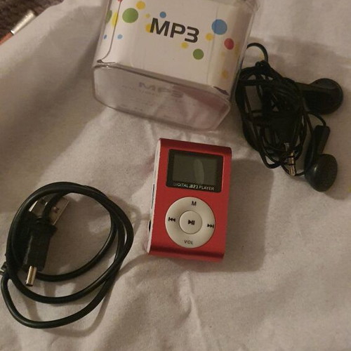 Mp3 used, fuchsia with battery issue