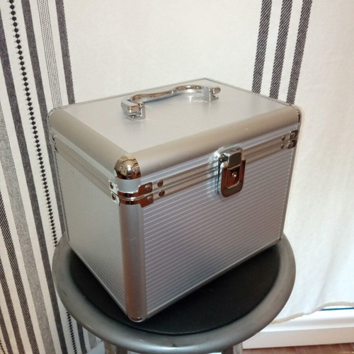 Aluminum case for CDs and DVDs like new