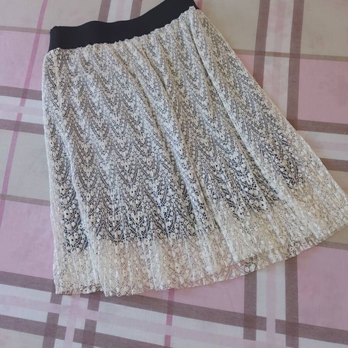 White lace skirt with black elastic waist like new, size M