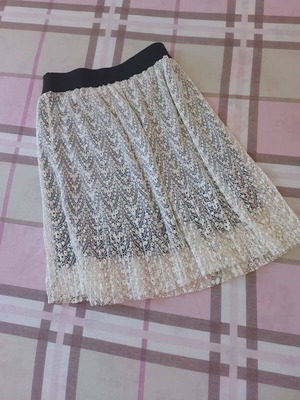 White lace skirt with black elastic waist like new, size M