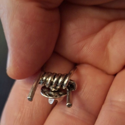 Metal lapel pin in barbwire shape new