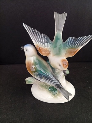 Vintage porcelain figurine "Birds" by Lippelsdorf Porzellan GDR like new