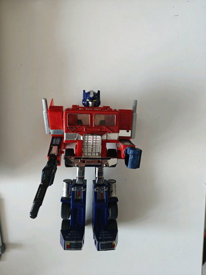 G1 Optimus Prime figure used with KO and 3D printed accessories