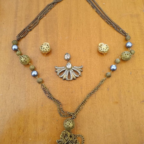 Vintage necklace with metal elements and pearls used, with 2 clip earrings