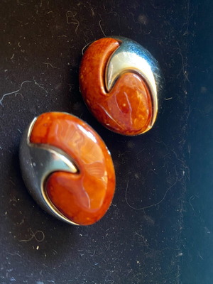 Oval clip earrings like new