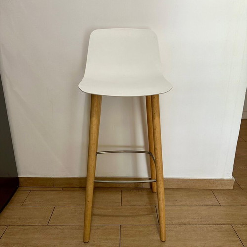 Bar stool like new with white polypropylene and oak legs