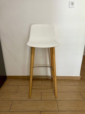 Bar stool like new with white polypropylene and oak legs
