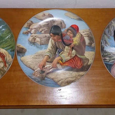 People of the Midnight Sun decorative plates by Nori Peter like new, Kaizer porcelain